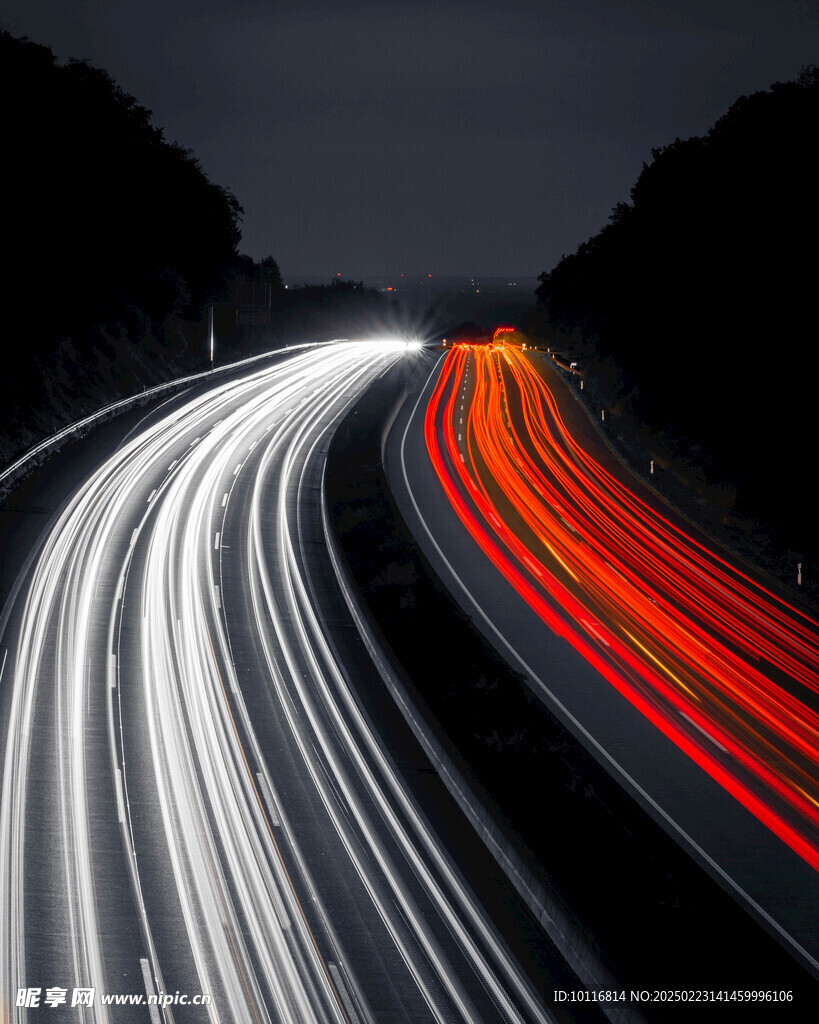 夜晚高速公路