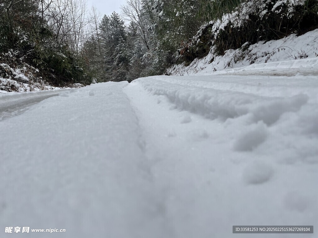 下雪的道路