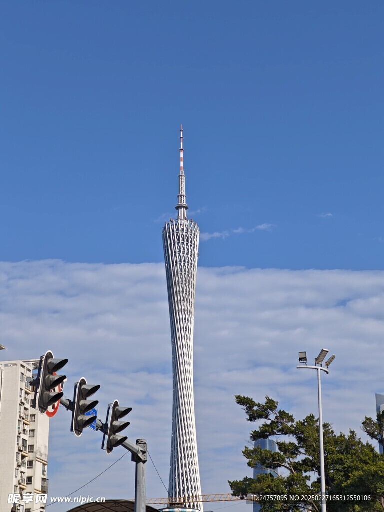 蓝天下的广州塔