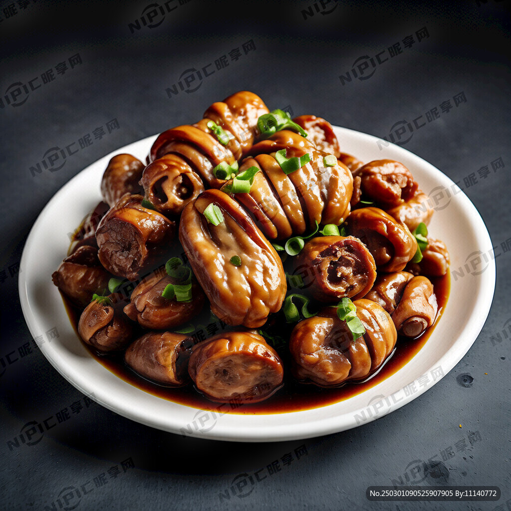 一个白色盘子装的卤肥肠