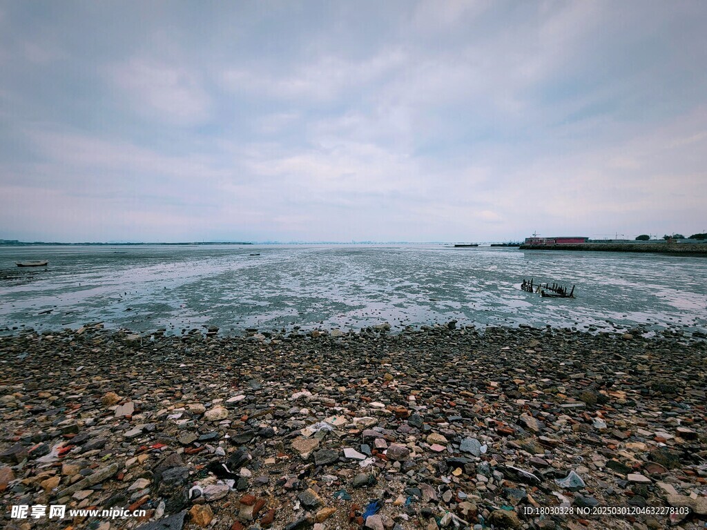 青岛阴天浅滩摄影