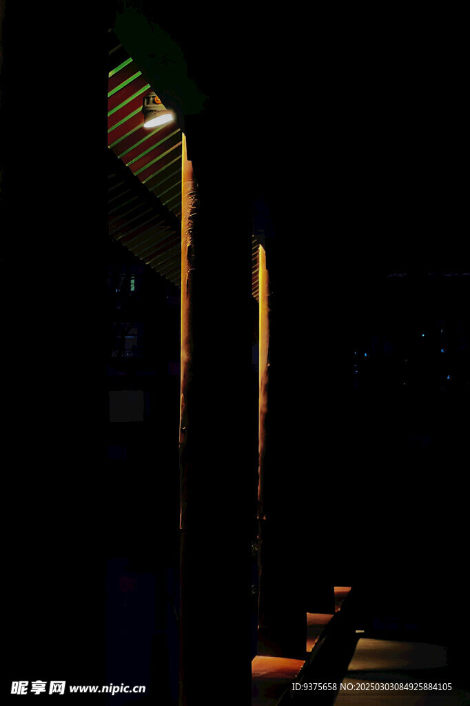 夜晚的屋檐