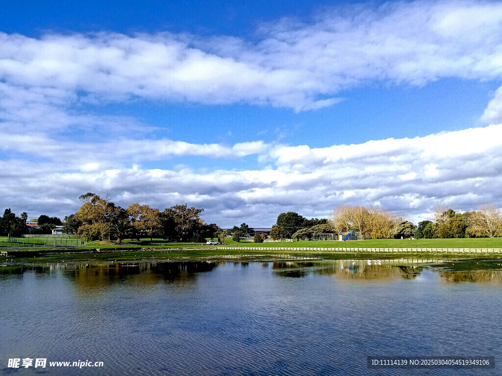 奥克兰小镇人工湖风景