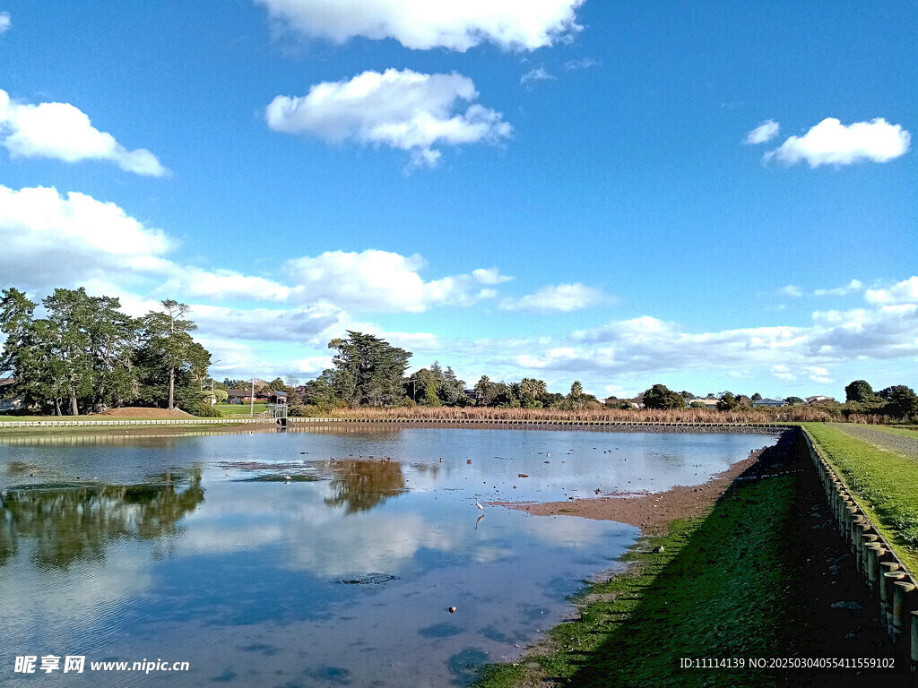 小镇人工湖风景