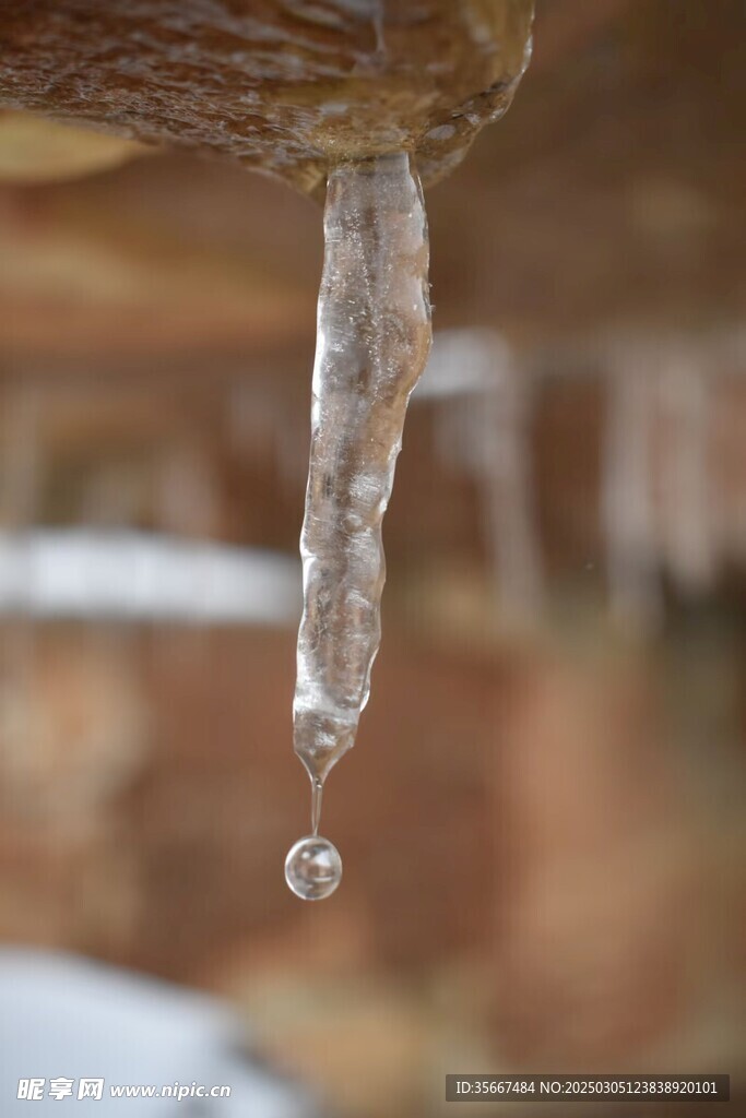 快要滴水的冰柱