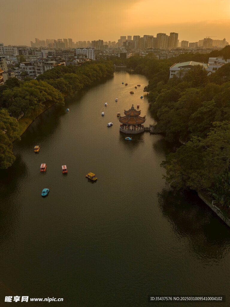 夕照河畔 舟影摇曳