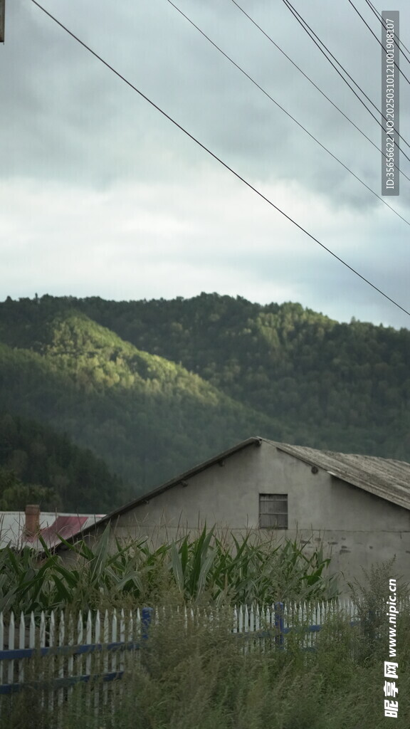 山间小屋美景