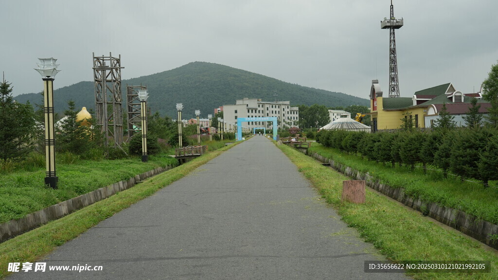 山中小镇马路