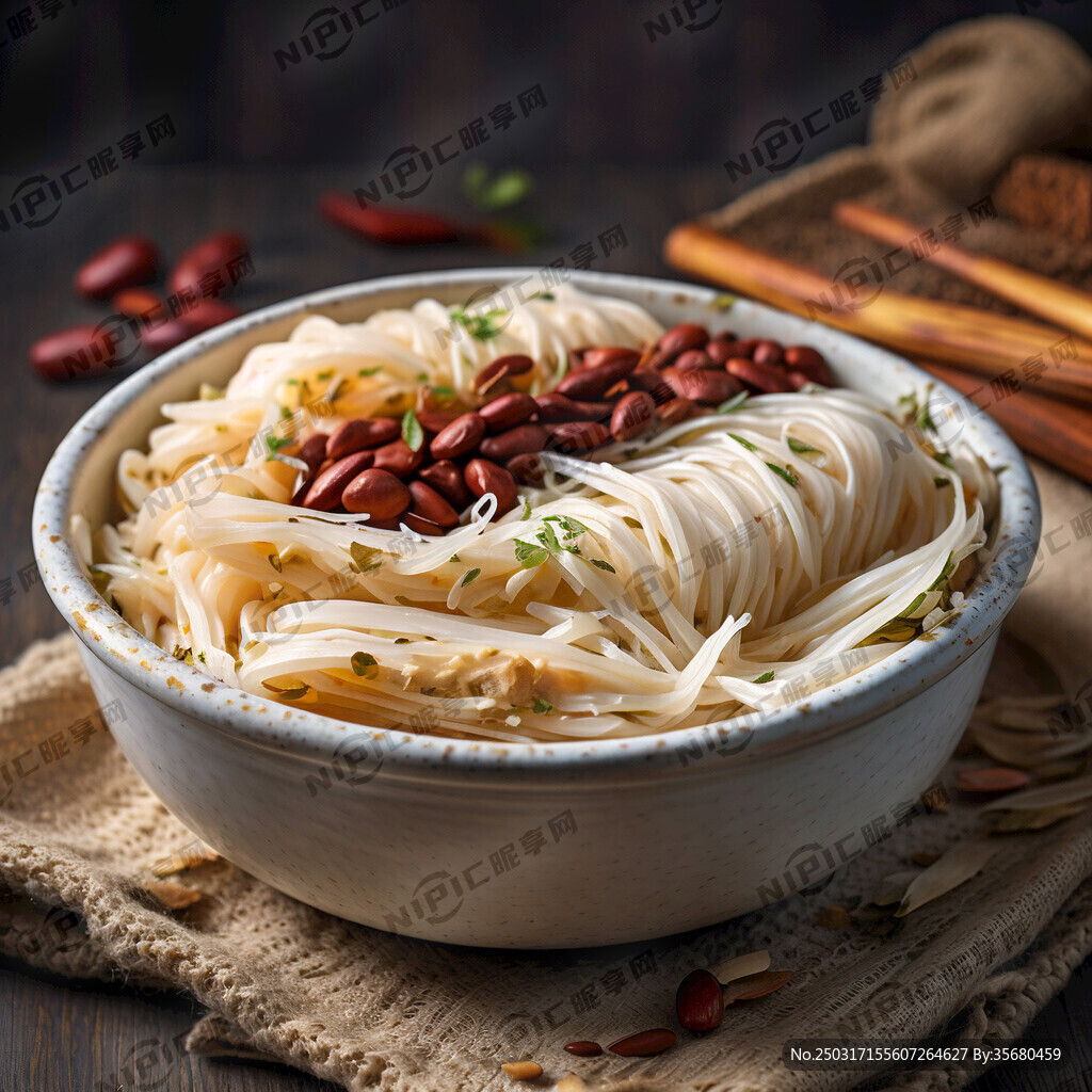 椭圆形的白色砂锅里有煮熟的透明