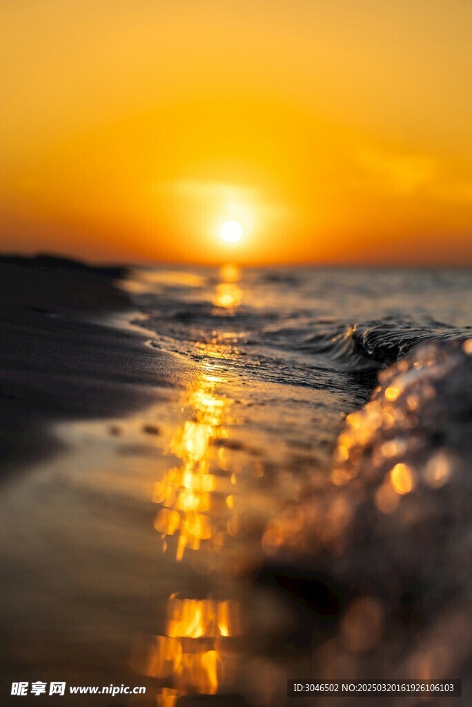 夕阳下海浪