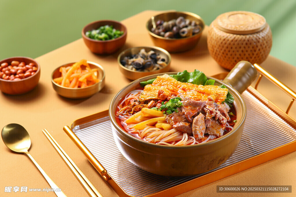 鲜肉瓦煲螺蛳粉