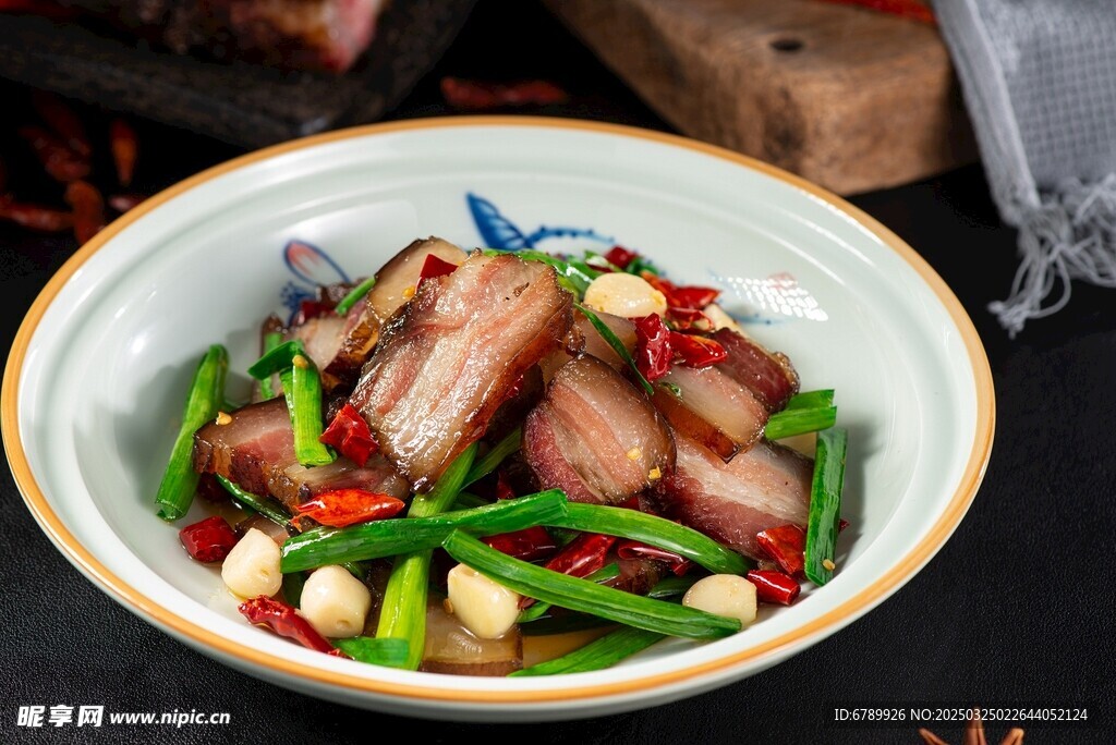 大蒜叶炒腊肉