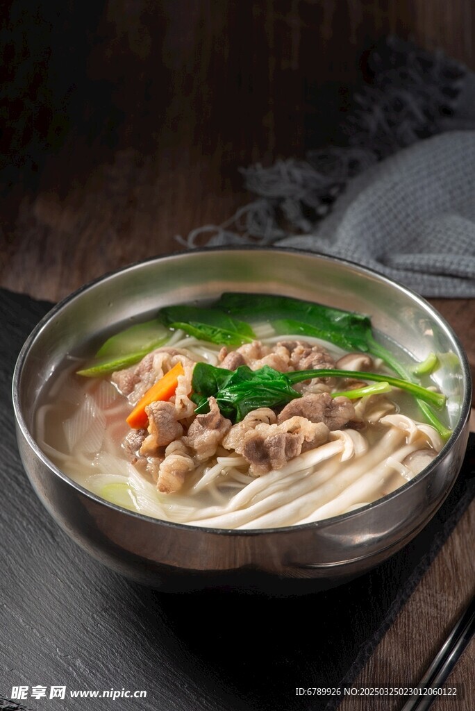 牛肉菌菇米线