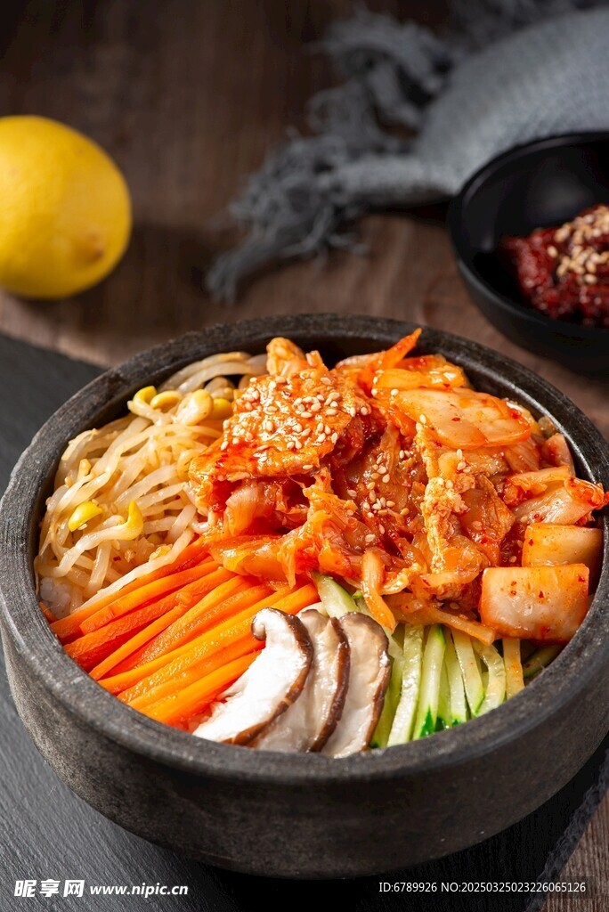 泡菜五花肉拌饭
