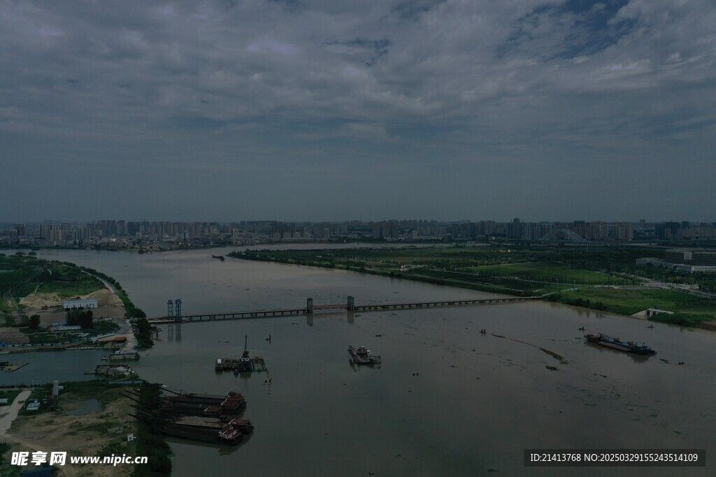 江边河滩