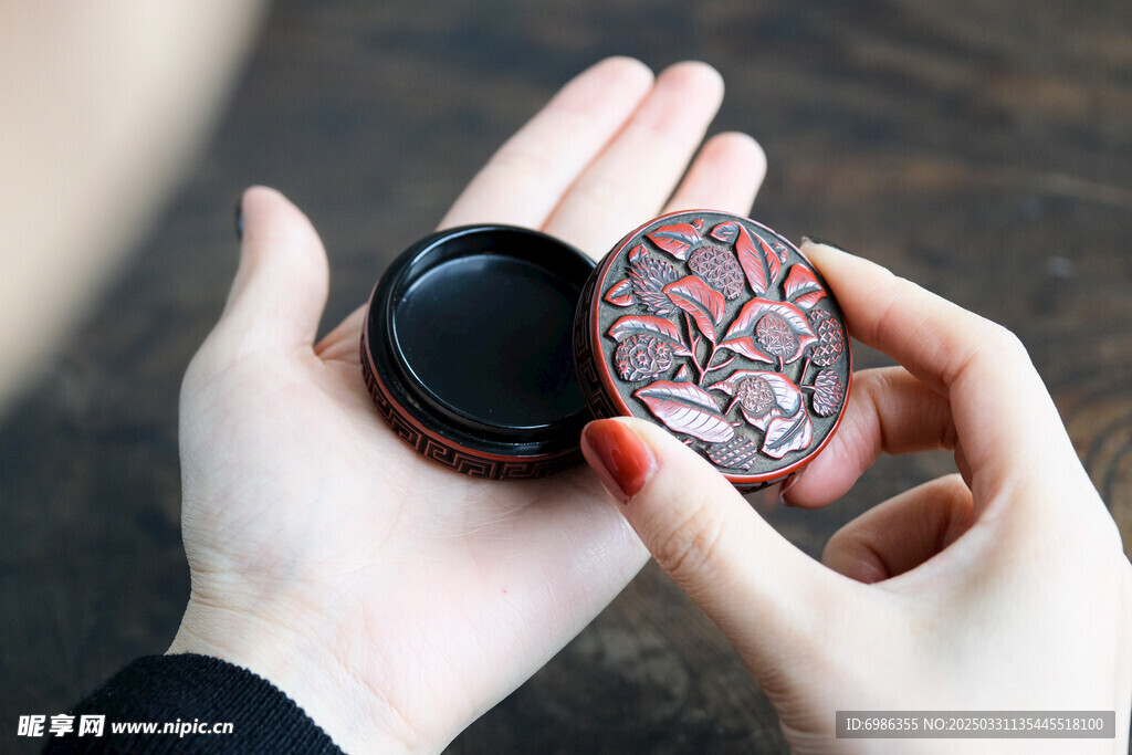 红色漆器
