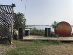 江边河滩江水