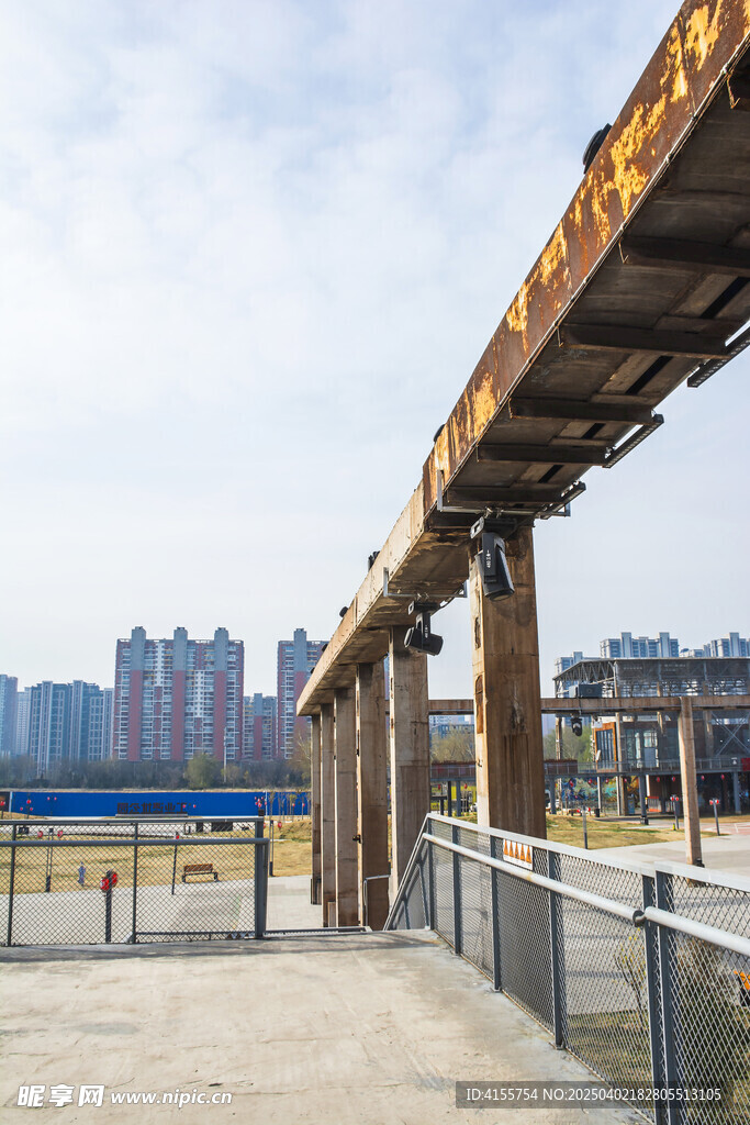 老旧高架桥与城市公共空间