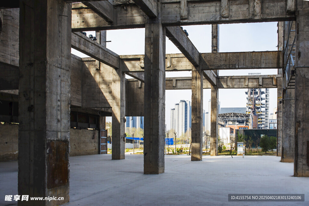 废弃工业建筑内部