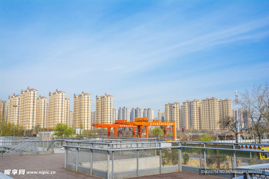 高层建筑群与起重机