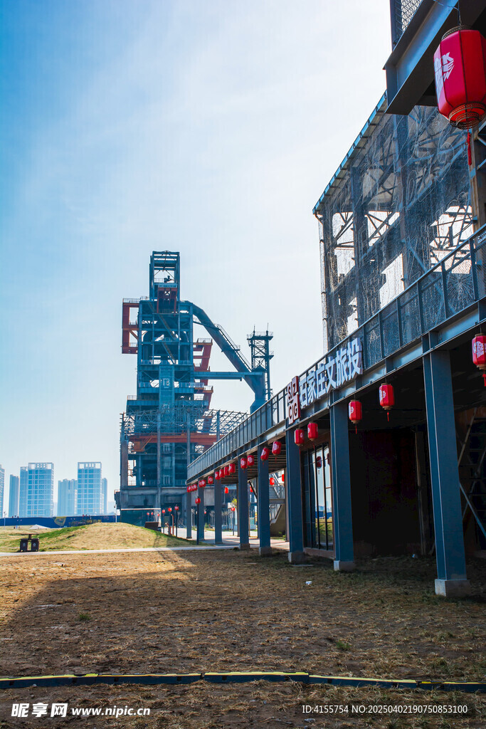 石家庄工业遗址公园高炉背景