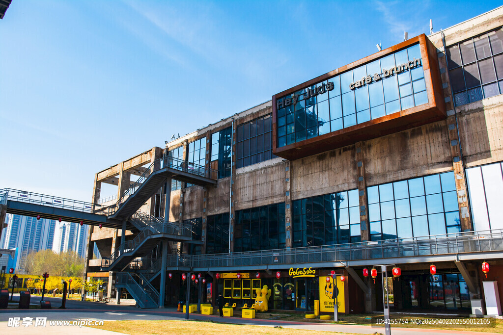 现代玻璃幕墙悬空建筑