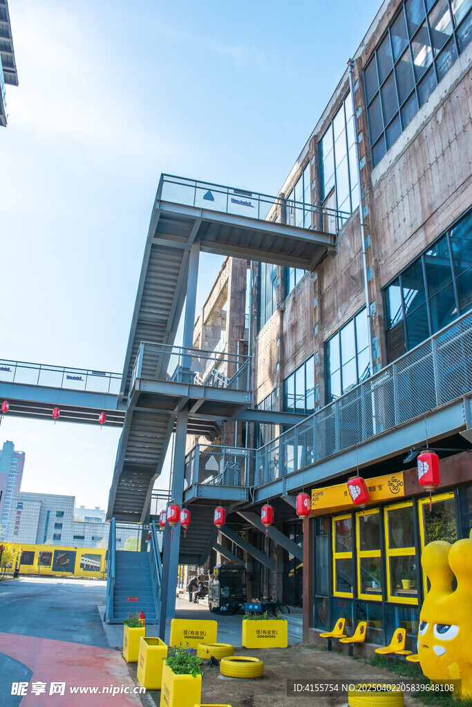 金属天桥连接工业建筑