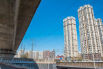 混凝土高架桥与城市天际线