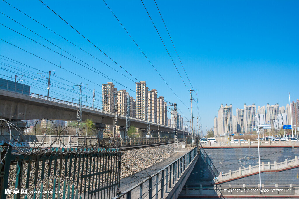 城市高架铁路桥与密集建筑