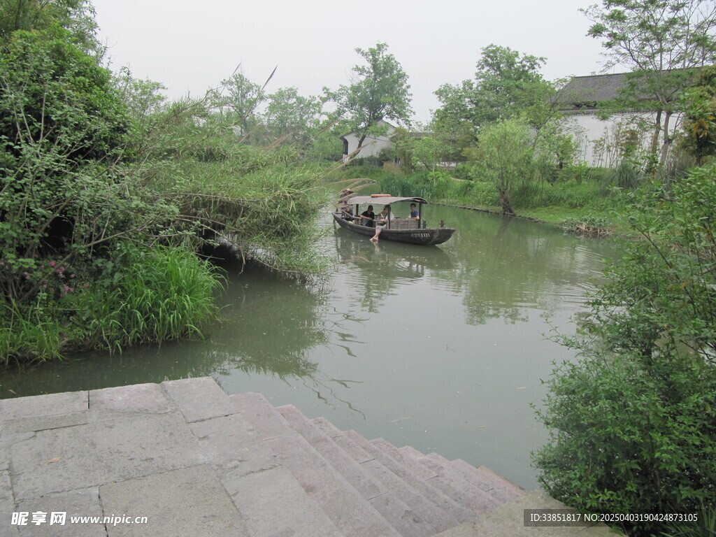 水中小船