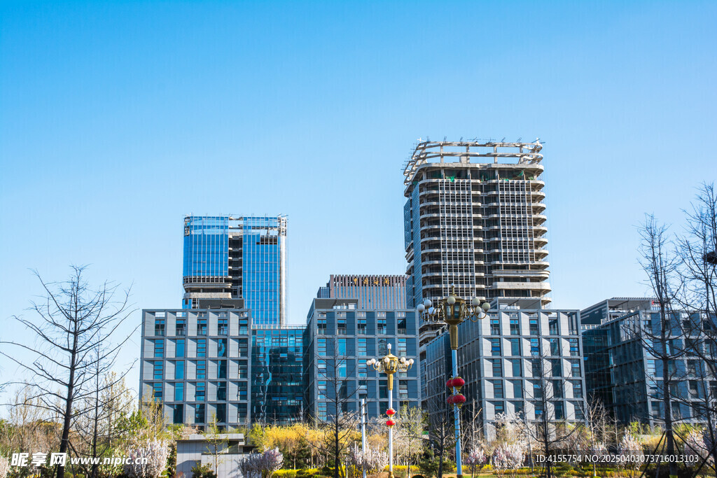 现代建筑群施工状态