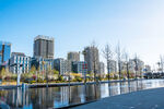 现代化城市天际线与水面倒影
