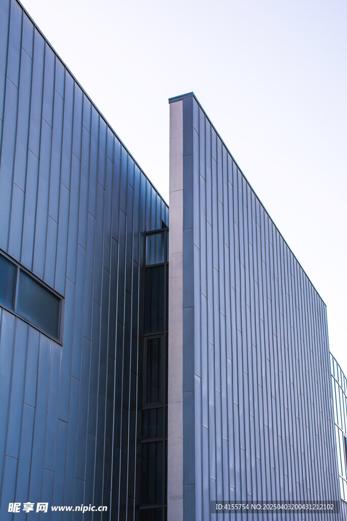 蓝色金属板材建筑局部特写