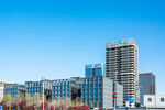 城市建筑群与施工场景