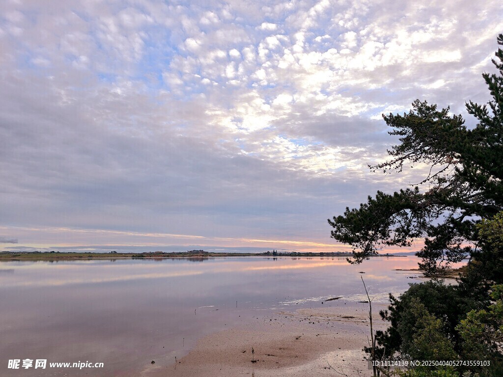 傍晚海滨风景