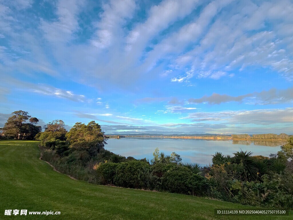 海滨晨景