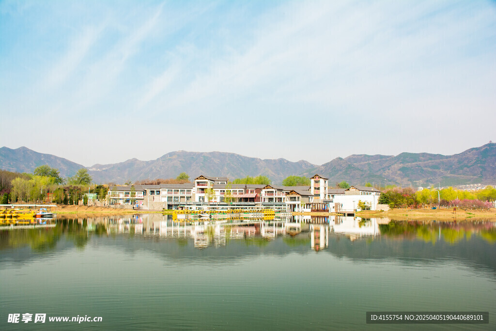现代湖畔建筑与山脉倒影