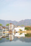 传统风格建筑与山水倒影