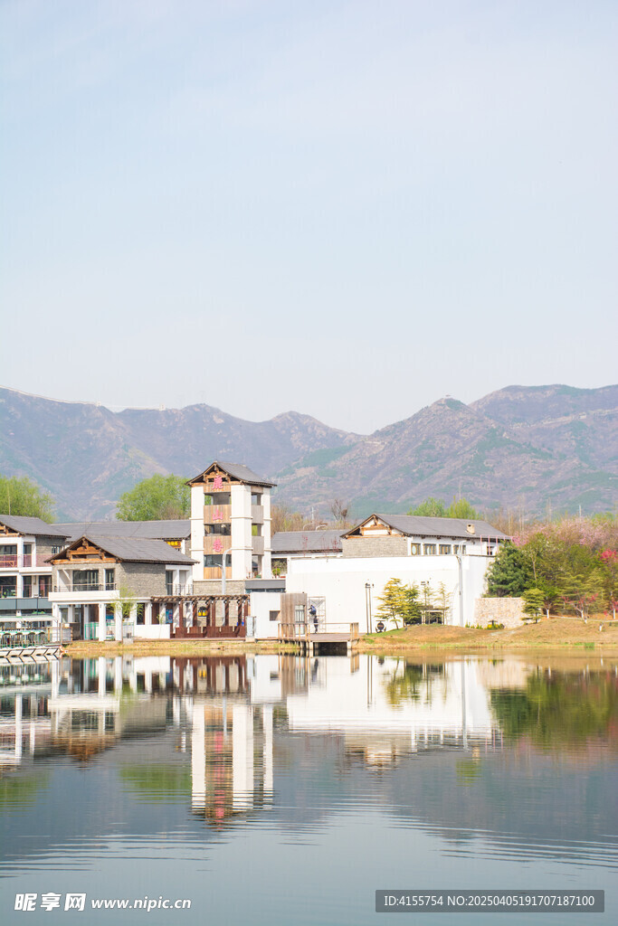 传统风格建筑与山水倒影