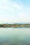 宁静湖景与远山倒影