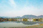 湖泊桥梁与山峦倒影全景