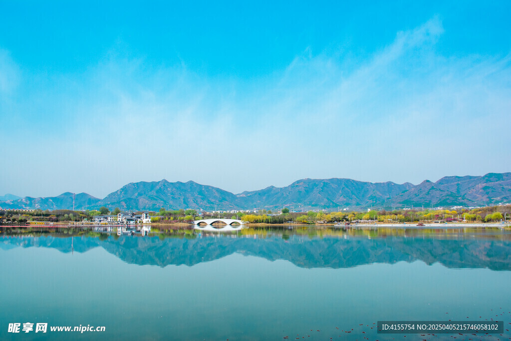 静谧湖泊与晴朗天空