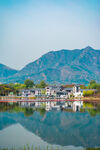 现代建筑与湖光山色