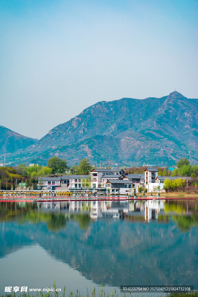 现代建筑与湖光山色