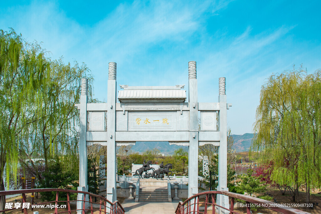 中式牌坊与园林柳树景观