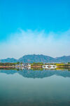 晴空湖景与白色拱桥