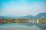 传统建筑与湖光山色
