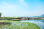 碧水青山与湖畔建筑