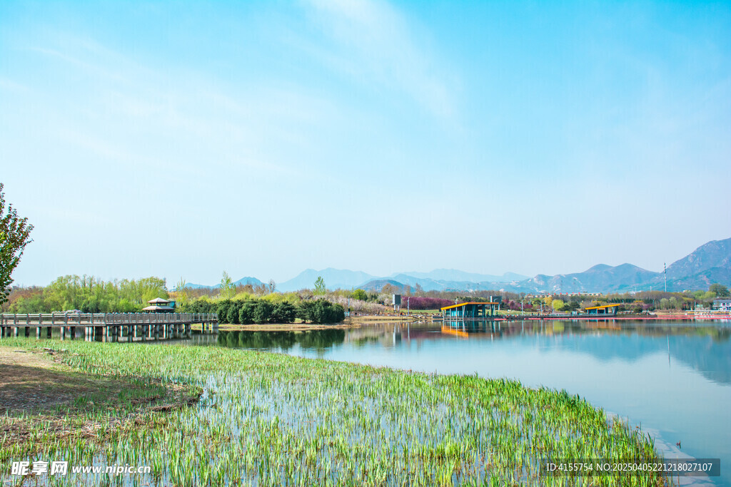 碧水青山与湖畔建筑