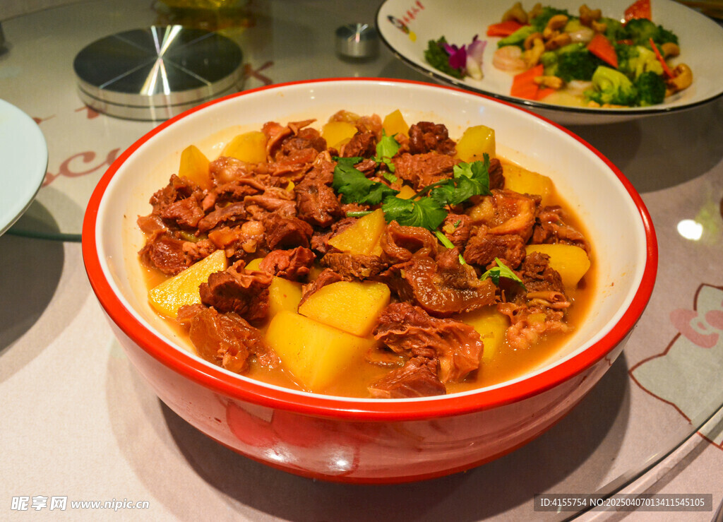 红磁盆中土豆炖牛肉